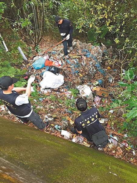 新竹縣台三線遭人濫倒廢棄物，警方鑑識人員在垃圾堆中採證。 記者葉建宏／攝影