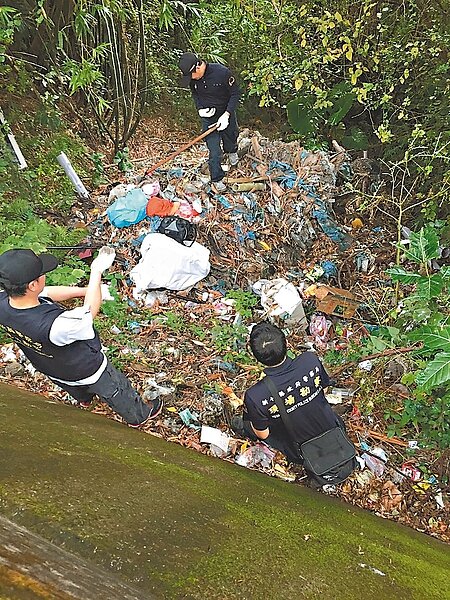 新竹縣台三線遭人濫倒廢棄物,警方鑑識人員在垃圾堆中採證。 記者葉建宏/攝影