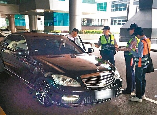 國內計程車業抗議Uber違法經營,經濟部投審會昨以Uber公司實際經營內容與申請不符,要求Uber限期撤資。圖為警方日前加強在桃園機場稽查違法上路的Uber。 資料照/中壢監理站提供