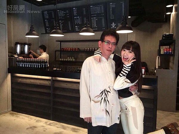 3.當初與設計師溝通時,便希望盡量能多些簡約時尚的元素,像是櫃檯區吊燈、鐵件櫃、文化石牆等。