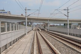 經過松竹站後，可看到正在興建中的台中捷運烏日文心北屯線通過鐵道上方。