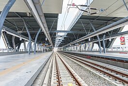 潭子站為一島一岸式的月台設計，共有四股軌道可供調度使用。