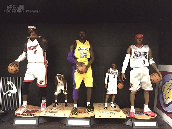 8.小皇帝James、小飛俠Kobe與戰神Iverson等人氣NBA球星洪元建也都有收藏。