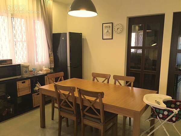 5.餐廳以木質餐桌椅搭配微黃燈光。