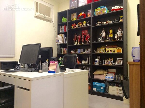 6.因為實在太愛籃球,工作室書櫃上可見到收藏了一大堆NBA球員公仔。