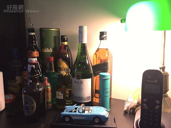 10.櫃上也可見到洪元建收藏許多美酒,逐漸適應連載漫畫生活的他,最期待假日可以跟家人朋友吃好料、喝點酒的幸福時刻。