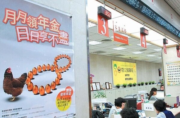 在軍公教勞不同職業中,勞工最苦勞,請領老年年金的年齡最晚,為61歲,領得也最少,平均每月僅領1.6萬元。 聯合報系資料庫