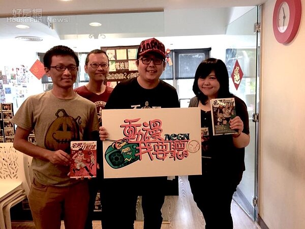 1.洪元建日前受邀上廣播節目《動漫我要聽》,希望持續畫出豐富內容,讓愈來愈多人能注意到他的作品。