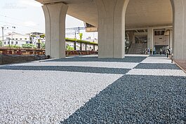 潭子站車站大門外面有一大片由黑色跟白色石頭組合成如同棋盤般的造景。這個畫面呼應了台北車站大廳地板的黑白色設計。