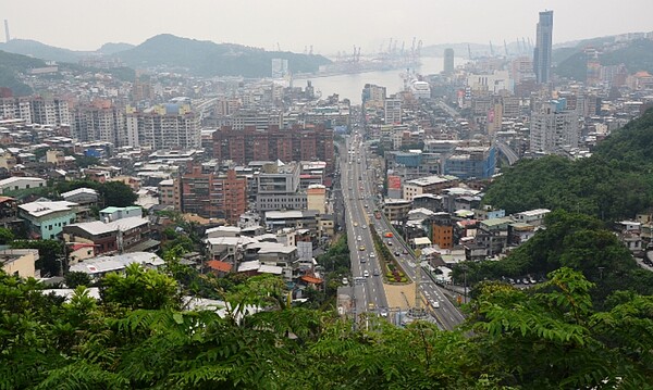 房市買氣不佳,但全台購屋意願最高的基隆民眾。圖為基隆獅球嶺附近一景。 圖/報系資料照
