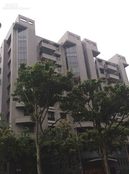 1.「冠德來特莊園」屋齡15年,在明水路算是老字號豪宅。