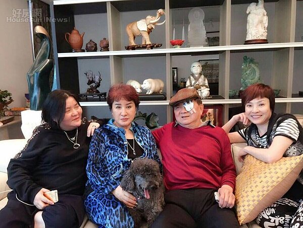 4.楊麗花(左二)今年3月偕夫婿洪文棟(右二)在大直豪宅駁斥婚變不實報導。(翻攝自楊麗花粉絲團)