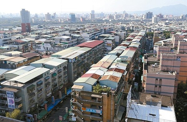 過去公寓頂樓加蓋使用面積大是房價誘因，如今反而有違建報拆疑慮，也是公寓跌深的原因。 報系資料照