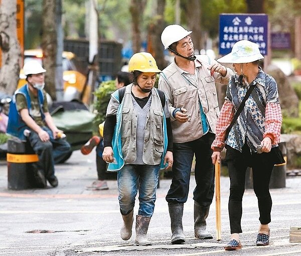 勞保改革漸現雛形，未來勞保年金採計的投保薪資期間須拉長，投保級距的「天花板」也會再往上開。 本報資料照片