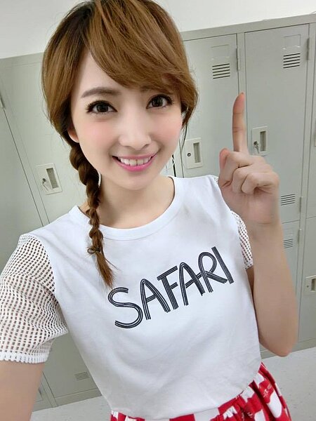 宅男女神阿喜深受不少粉絲喜愛，不過日前被拍到抽菸有失形象，讓她急忙在臉書上道歉。（翻攝自阿喜 林育品）