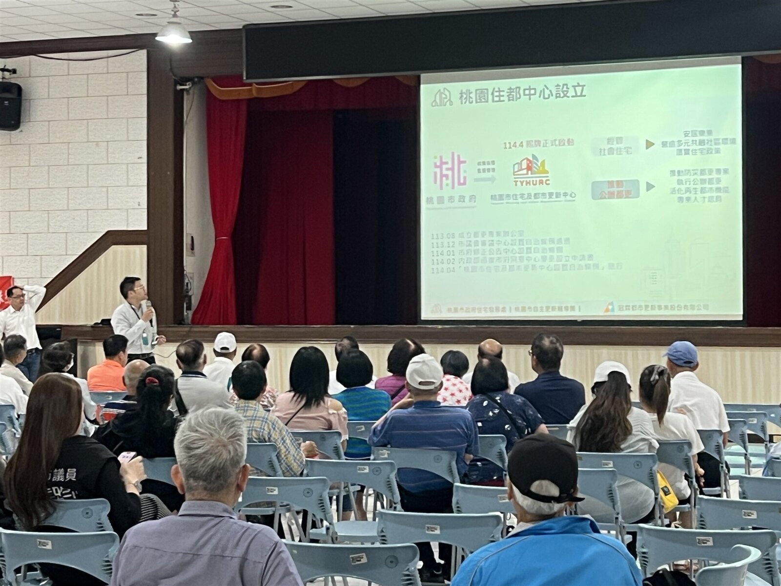 桃園市住都中心於中壢區舉辦公辦都更巡迴說明會，與居民交流更新需求。圖：住都中心提供