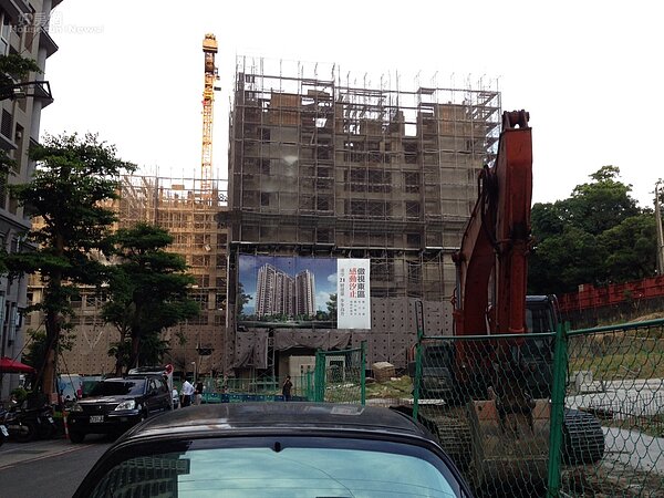 合康建設建案挖破管線。(讀者提供)