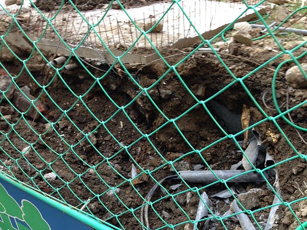 合康建設建案挖破管線。(讀者提供)