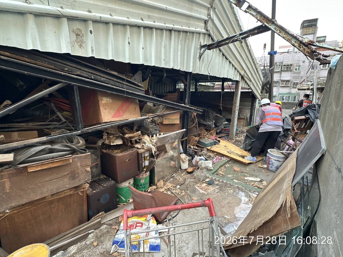 鐵皮違建內廢棄物清理。圖／新莊區公所提供