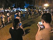 抓寶夜未眠　人潮擠爆校園公園