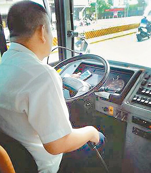 邊開邊抓 有民眾在臉書粉絲團貼文,表示有公車駕駛邊開車邊抓寶。 圖/取自爆料公社