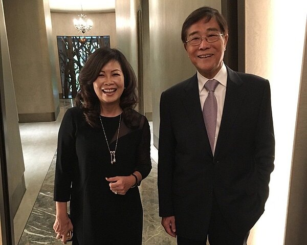 冠德與龍寶建設合作的「謙臻邸」豪宅落成，冠德董事長馬玉山（右）肯定龍寶董事長張麗莉（左）的用心，他說已買了1戶，退休後想移民台中。記者宋健生／攝影