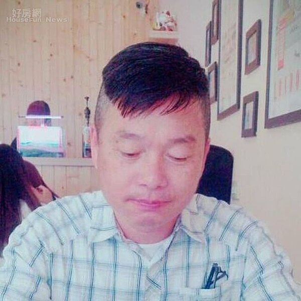 1. 「背包哥」黃耀德曾是藝術經紀人,有十五年藝術收藏經驗。