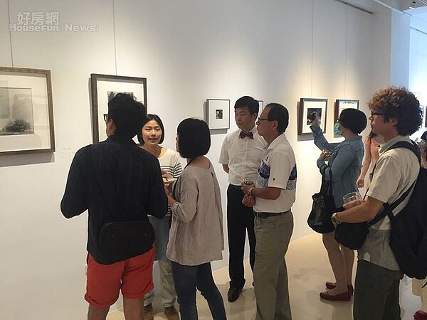 5. 觀展者絡繹不絕。