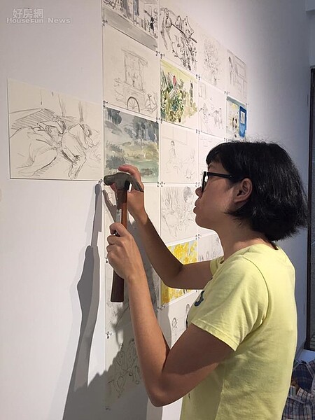 6. 藝術家用心布展的身影。