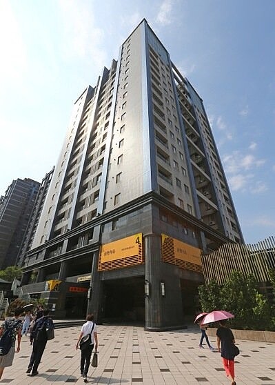 位於中和南勢角捷運路上,也是捷運南勢角站共構大樓「南方之星」。記者杜建重/攝影