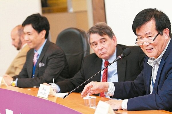 已經宣誓的駐新加坡代表江春男(右)，因為酒駕引發連日爭議，終於在今天決定請辭並獲蔡總統批准。 本報資料照片