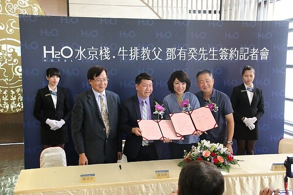 京城建設高雄首間飯店與牛排教父鄧有癸簽約。(業者提供)