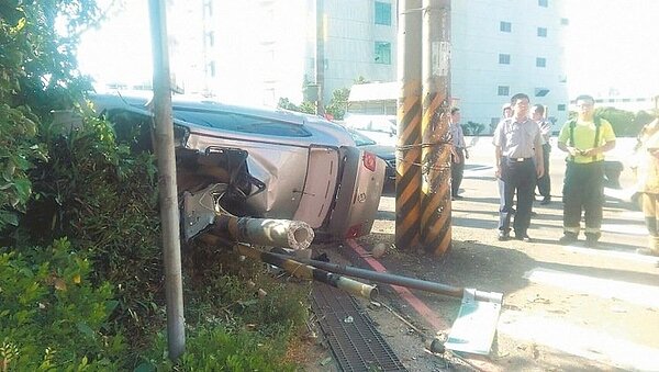 警方上月追捕通緝犯，最後嫌犯失控撞上電線桿死亡。竹市警局長因而指示員警，除重大刑案嚴禁追車。 記者王敏旭／翻攝