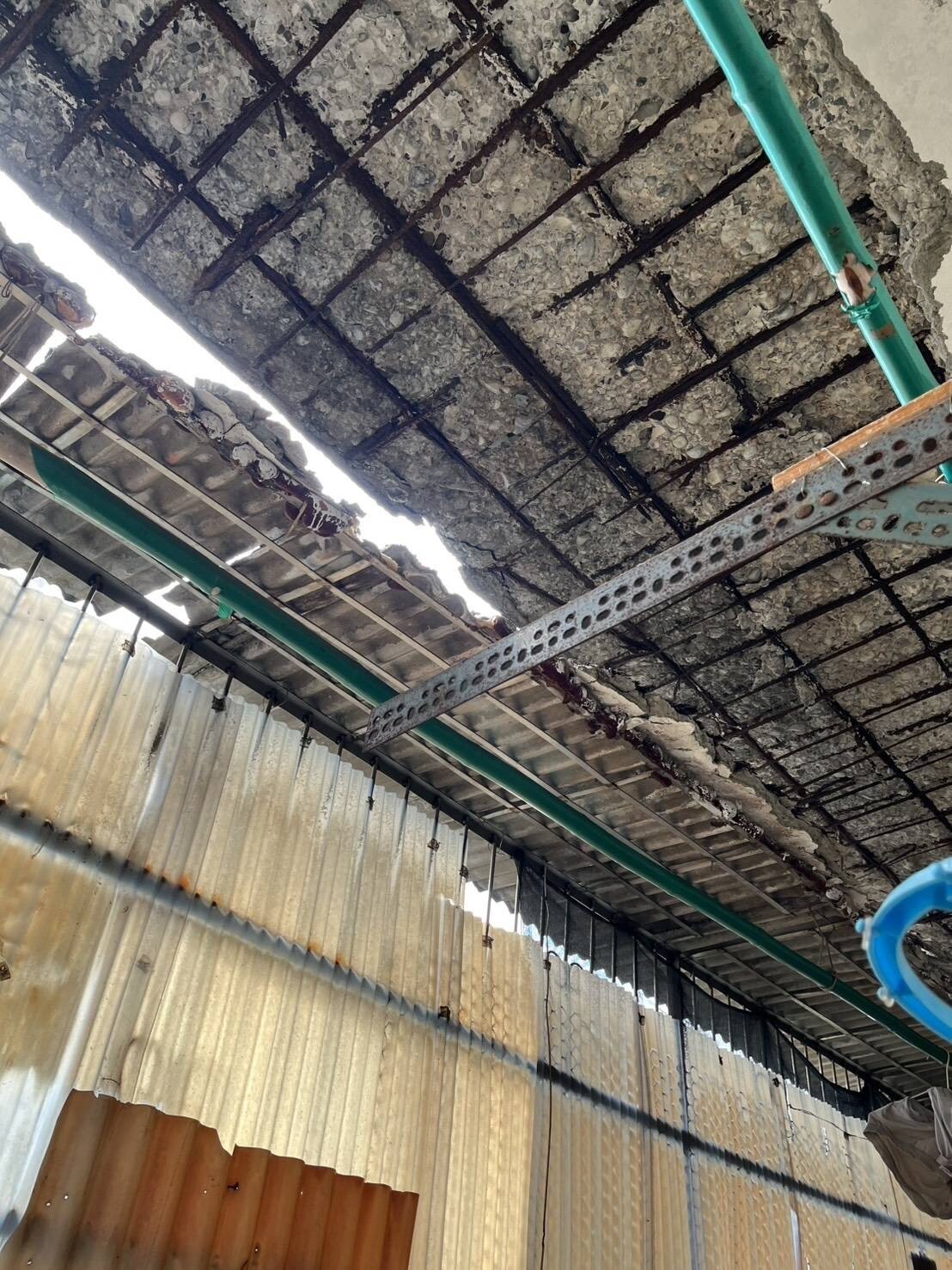 桃園區大華八街一處社區於113年4月3日發生強震後，建築物多處樓板及牆面混凝土嚴重剝落、鋼筋祼露鏽蝕。圖：住都處提供