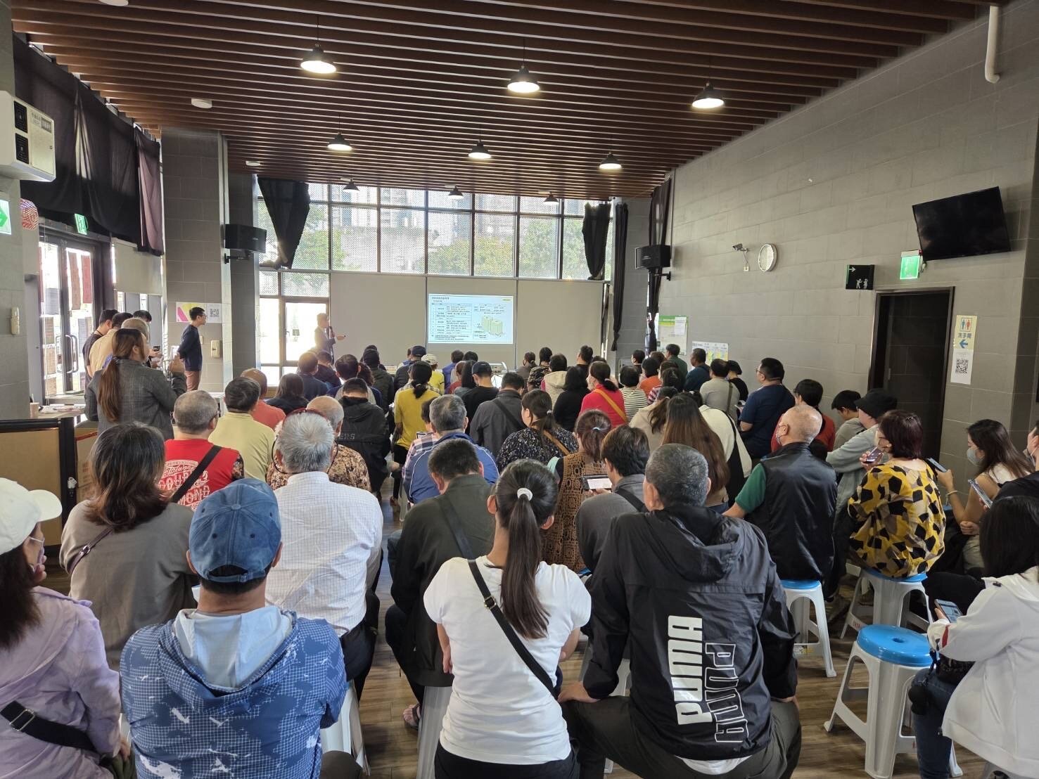 桃園市府團隊同時多次與社區說明、溝通，最終成功整合社區同意比例達專案計畫設定75%的招商門檻。圖：住都處提供