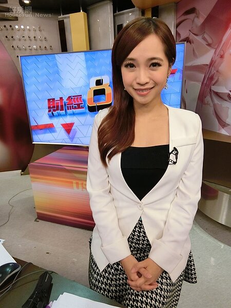 1.呂若潔主持財經節目，形象專業。

