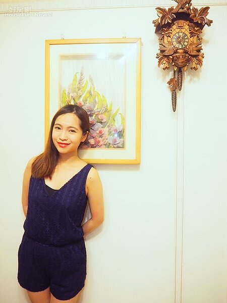 4.呂若潔背後是媽媽的紙黏土作品，旁邊是德國黑森林帶回的咕咕鐘。
