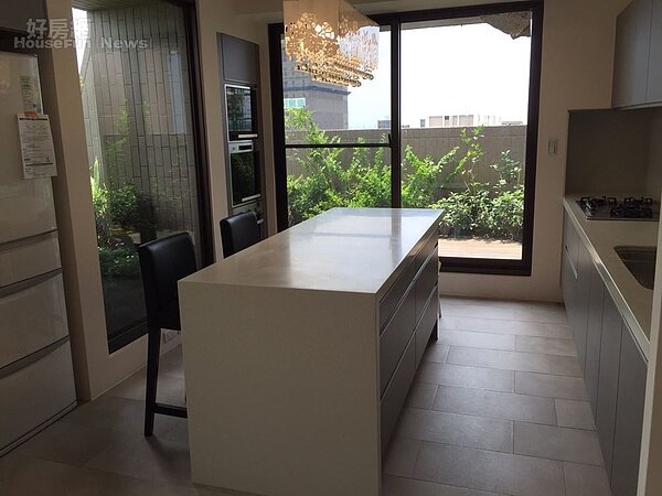 8.台中家採開放式廚房，裝潢簡單大方。