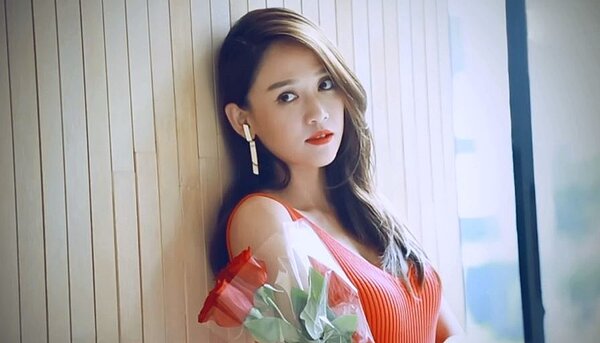 陳喬恩被爆在華心婚禮當天喝醉痛哭,而依據去年收入排名,她的吸金功力比華心夫婦的個別收入還要強。(翻攝自陳喬恩臉書粉絲團)