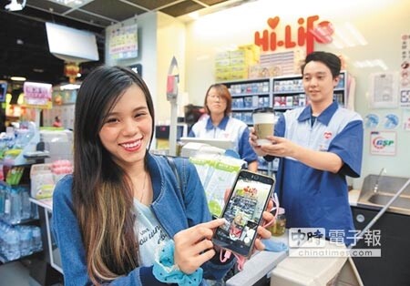 超商業者「萊爾富」搶搭寶可夢商機,號召民眾在店內抓寶後,上傳照片到臉書官網,可兌換咖啡一杯。(方濬哲攝)