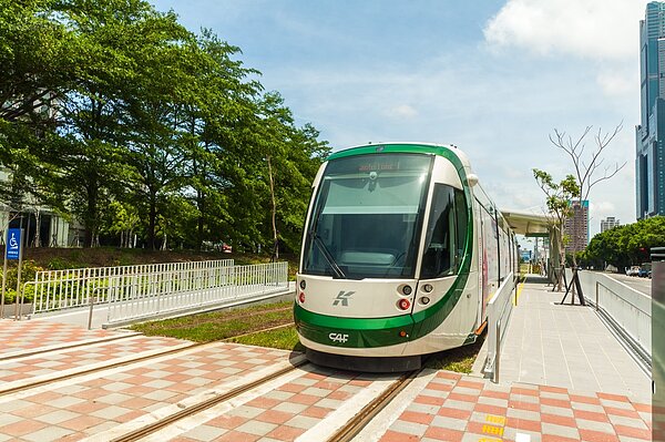 高雄輕軌。(好房網News記者張聖奕攝影)