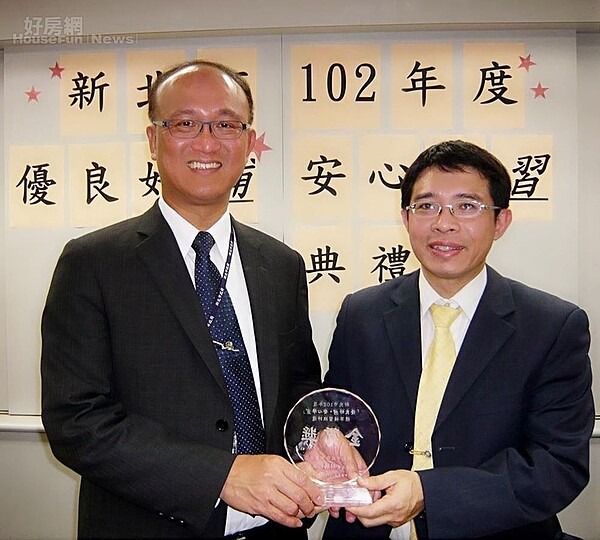 1.	李恩（右）是補教界數理名師，曾榮獲新北市教育局頒發標竿補習班「金質獎」。

