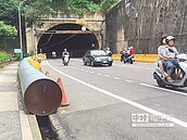 自強隧道汰管　逼行人走車道