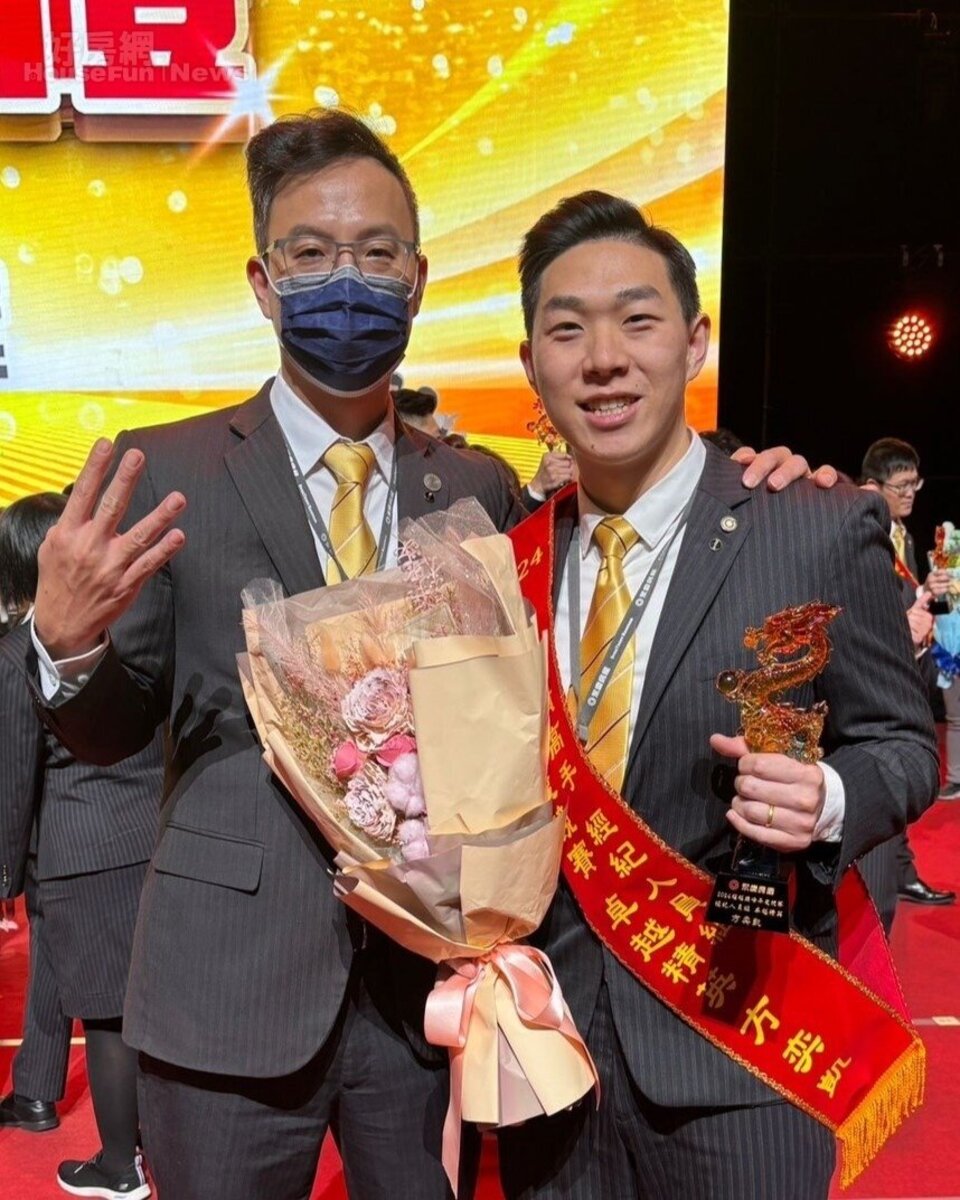 經紀人員方奕凱(右)加入永慶房屋近六年,不斷突破收入上限,電競設備想升級就升級!圖/永慶房產集團提供