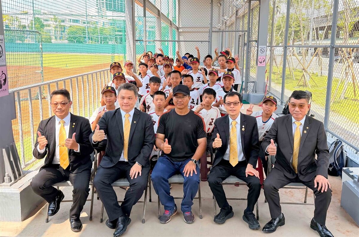 高雄市中正國小學務主任顏盟展(圖中)感謝永慶不動產、永義房屋高雄經管會挹注資源,成為基層棒球最堅實的後盾。圖/永慶房產集團提供