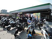 車友怒：汽車搶位　重機停不到