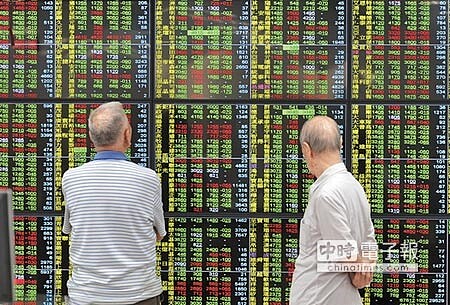 勞工恢復7天國假,林揆認為應只是短期手段,最終應回歸國假與國際接軌。圖為股市投資人看盤。(本報資料照片)