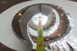 總圖的設計概念來自於大樹，整體建築體也符合當今綠建築的風潮。館中螺旋狀的階梯連接著各層樓。由樓頂透明玻璃引入的光線照亮階梯，充滿著綠能環保的概念。