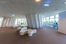 懸吊式的建築結構營造出非凡的空間魅力。