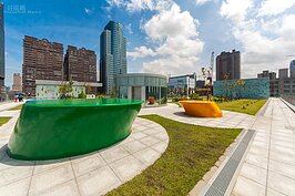 空中花園不僅是花園，現場也有小型劇場以及散落四處的藝術品。